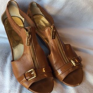 Michael Kors size 9 medium brown leather sandals.